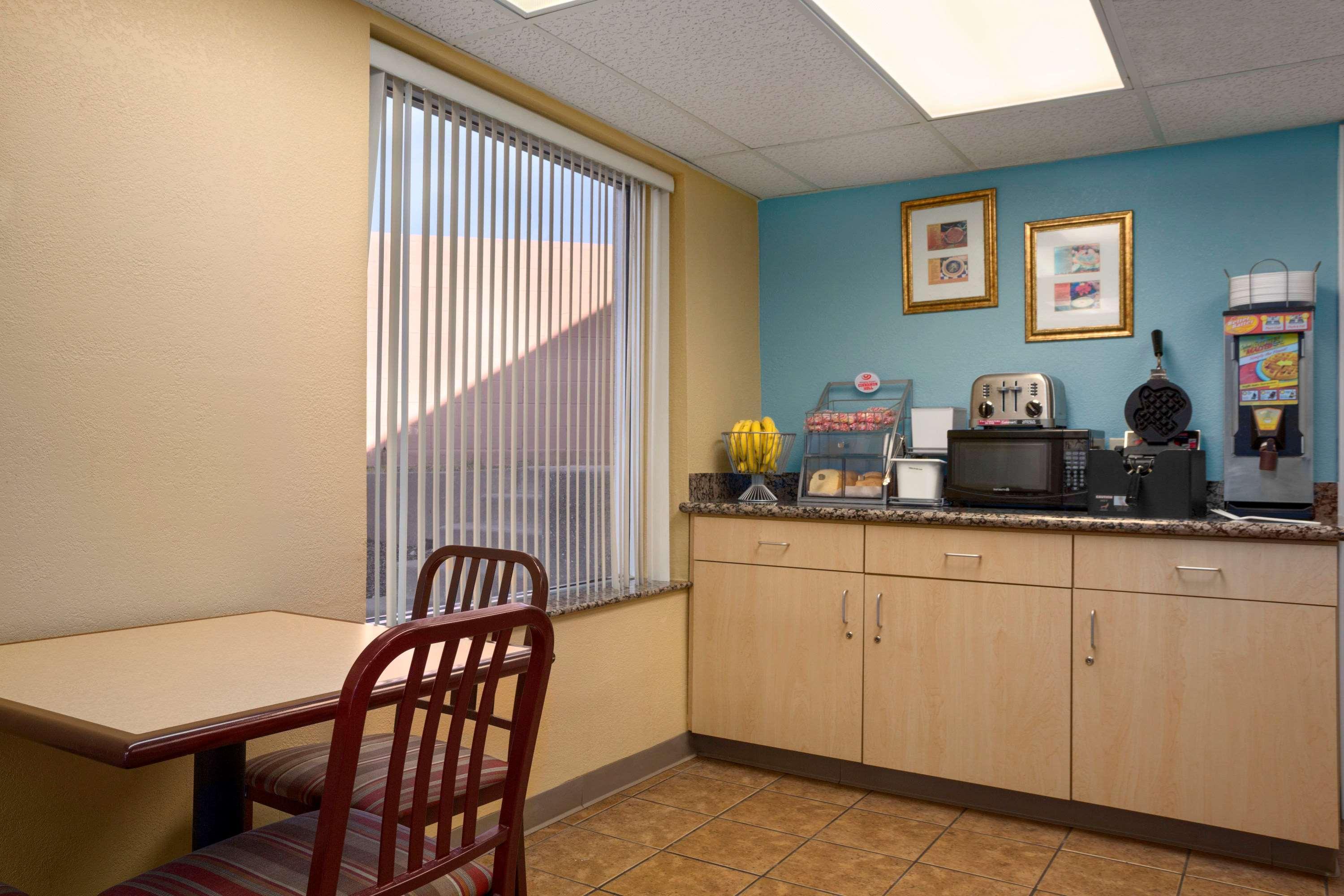 Super 8 By Wyndham Austin Downtown/Capitol Area Motel Eksteriør billede