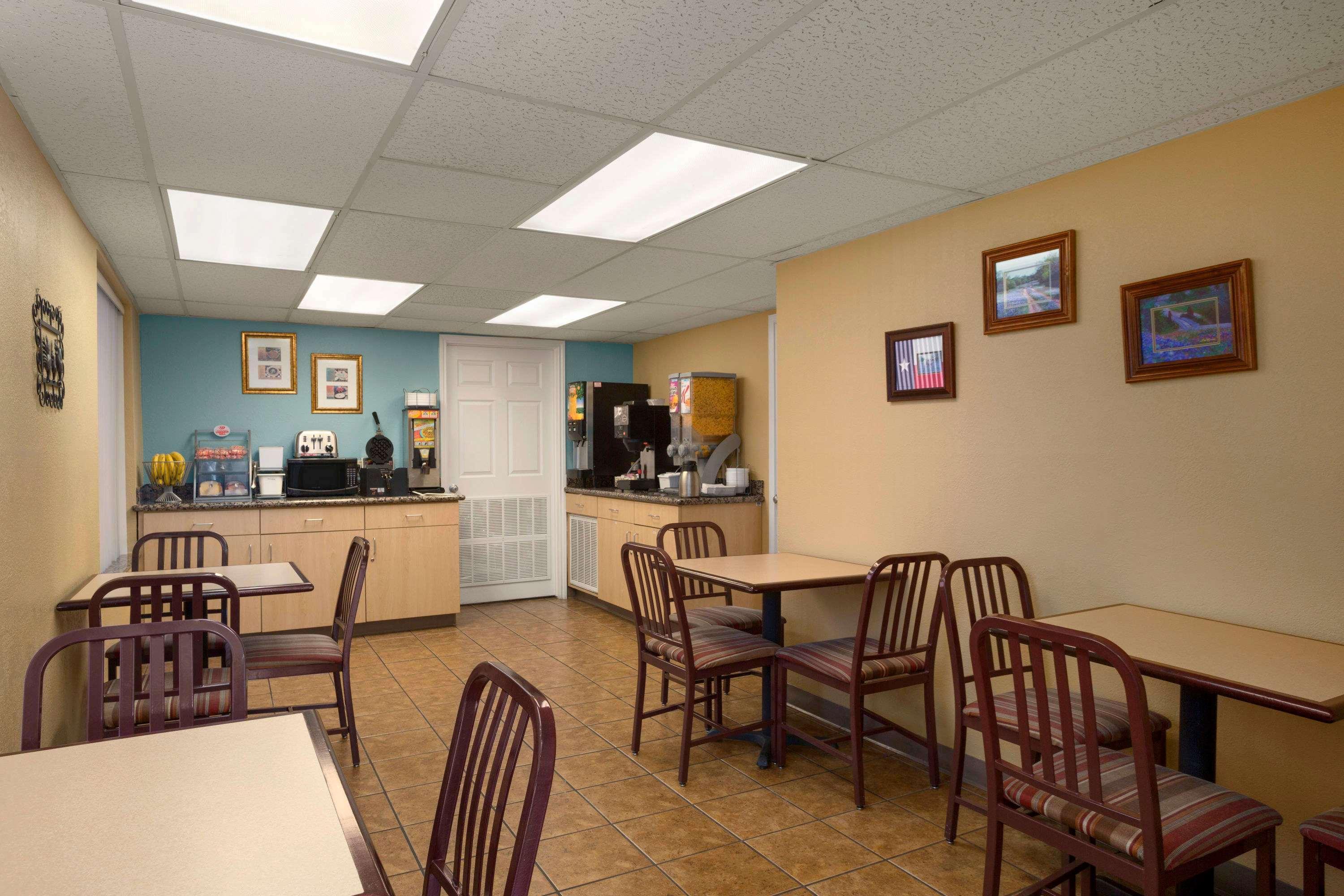 Super 8 By Wyndham Austin Downtown/Capitol Area Motel Eksteriør billede
