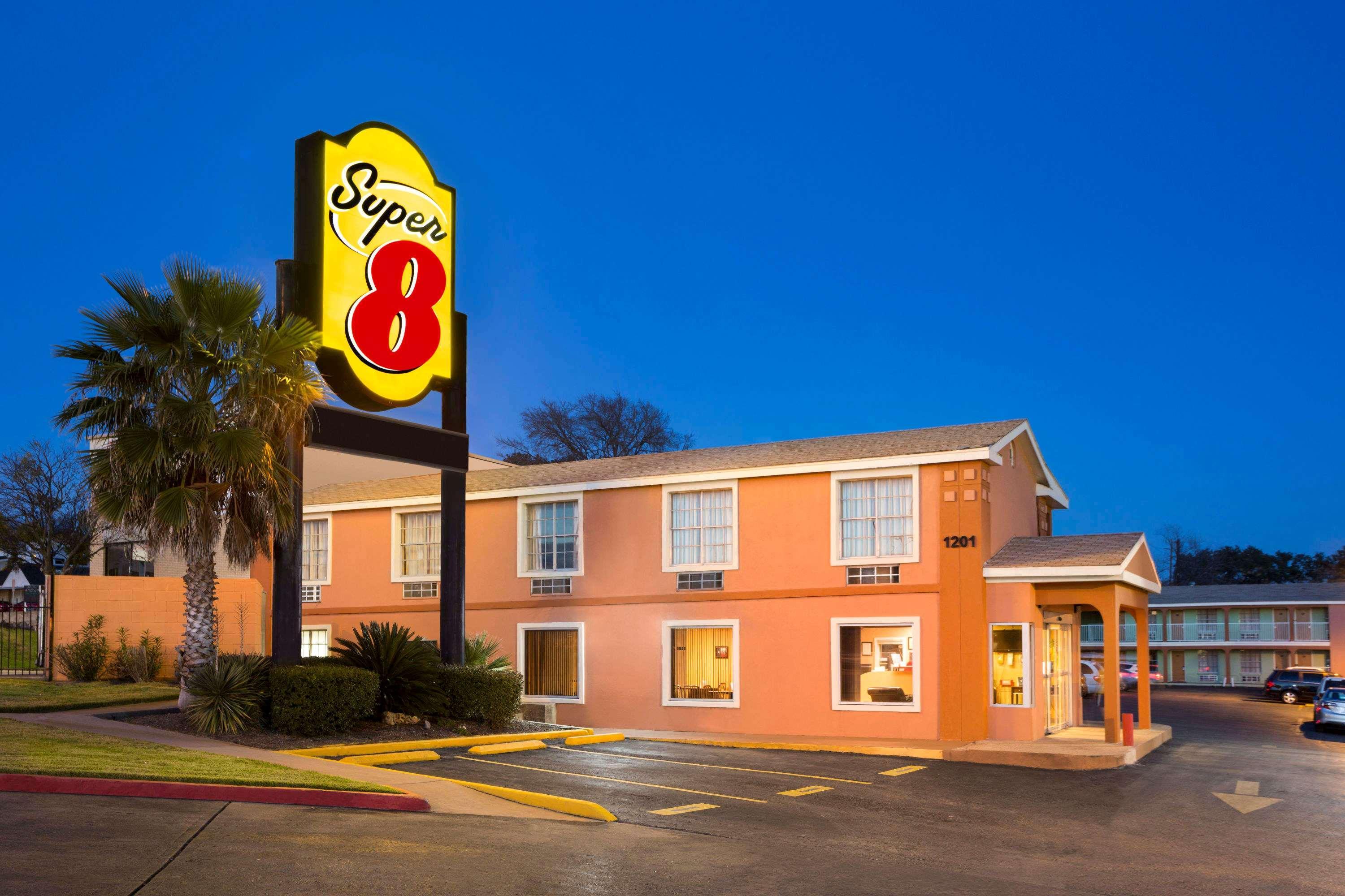 Super 8 By Wyndham Austin Downtown/Capitol Area Motel Eksteriør billede
